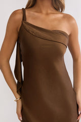 Vestido maxi con lazada asimétrica en un hombro Carmel color Chocolate