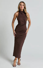 Vestido Midi Olenna - Vestido com Detalhe Torcido no Pescoço Halter e Amarração nas Costas na cor Chocolate