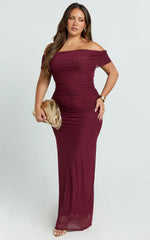 Caterina Maxi - Vestido de malla fruncido con hombros descubiertos en color vino