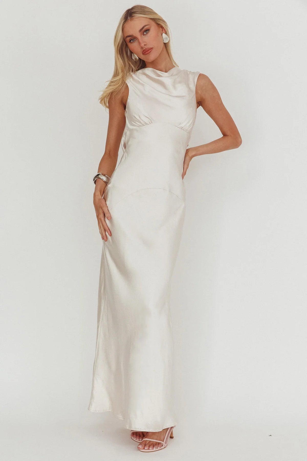 Vestido longo Cheers To You com decote degagê Oyster