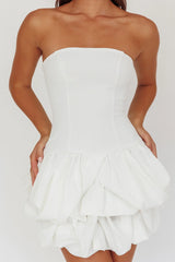 Vestido blanco Nefiti sin tirantes con bajo abullonado y capas