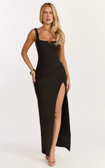 Vestido longo Thelma - Vestido tubinho de decote quadrado na cor preta