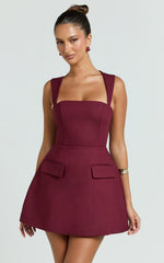 Minivestido Garrett - Vestido entallado y con vuelo de cuello cuadrado en color vino