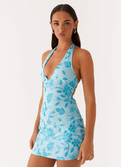 Minivestido azul con cuello halter y pedrería Mérida