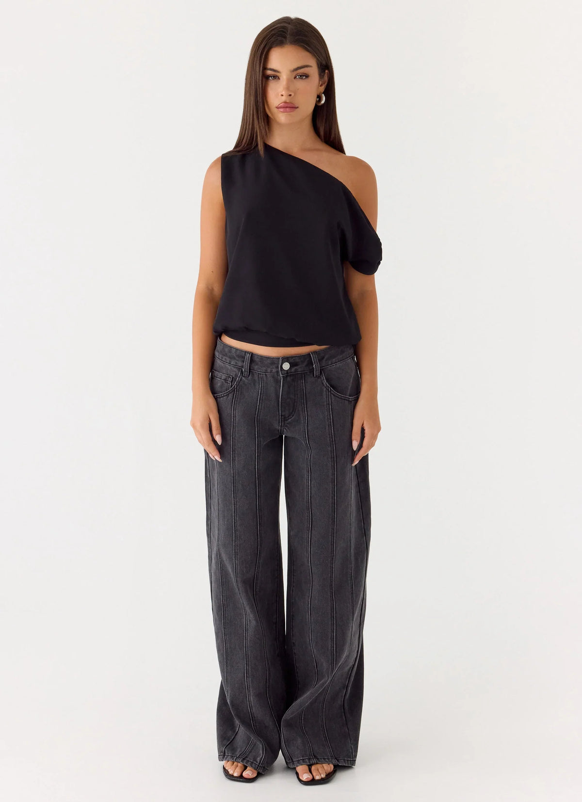 Top con diseño "Stick Around" - Negro