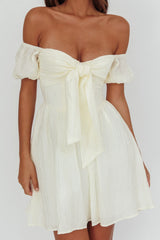 Minivestido con hombros descubiertos Perfect Worlds en marfil texturizado