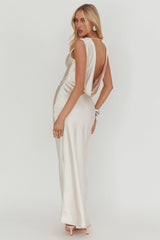 Vestido longo Cheers To You com decote degagê Oyster