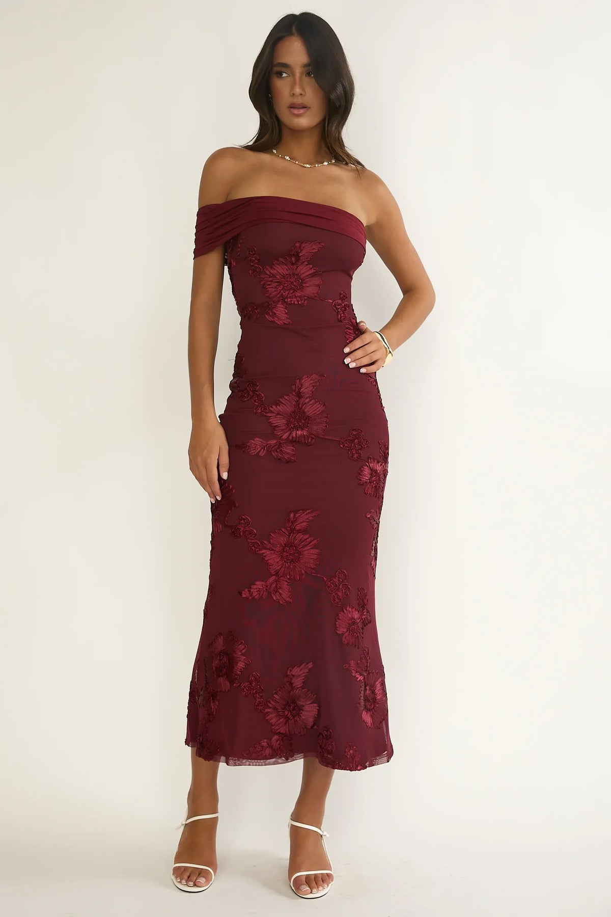 Vestido largo de fiesta asimétrico embellecido color vino