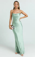 Vestido largo Hanna - Vestido de satén con cuello desbocado y espalda baja en verde salvia