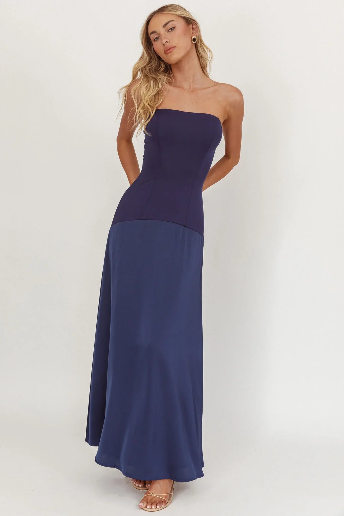 Vestido longo tomara que caia Star Avenue com cintura baixa azul-marinho