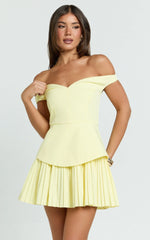 Minivestido Izara - Vestido plisado con hombros descubiertos en color limón