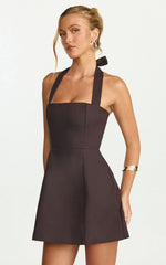 Minivestido Dante - Vestido con cuello halter, lazo y falda tulipán en color chocolate