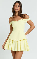 Minivestido Izara - Vestido plisado con hombros descubiertos en color limón