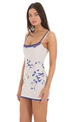 Vestido Tubinho Justo Floral de Tule com Alça Dupla na cor Branca