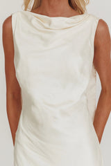 Vestido largo sin espalda con cuello desbocado Second Glances color crema