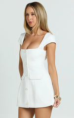 Minivestido Patsy - Vestido Justo de Bouclé com Manga Curta e Botões Frontais na Cor Branca