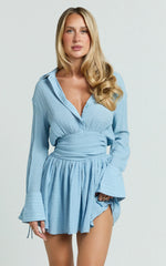 Minivestido Valerie - Vestido Chemise com Gola, Manga Longa e Amarração na Cintura em Azul Claro