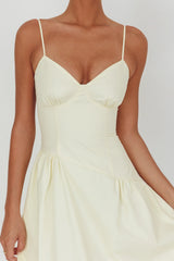 Maxivestido Honey Baby con cintura diagonal color mantequilla