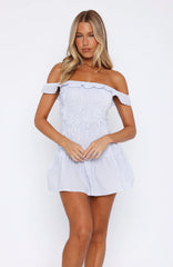 Minivestido con hombros descubiertos a rayas azules Winners Circle