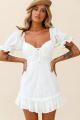 Vestido Hayden de manga farol con bordado de ojetes, color blanco