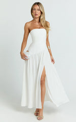Vestido maxi Nadiane - Vestido asimétrico sin tirantes con cintura caída en color blanco roto
