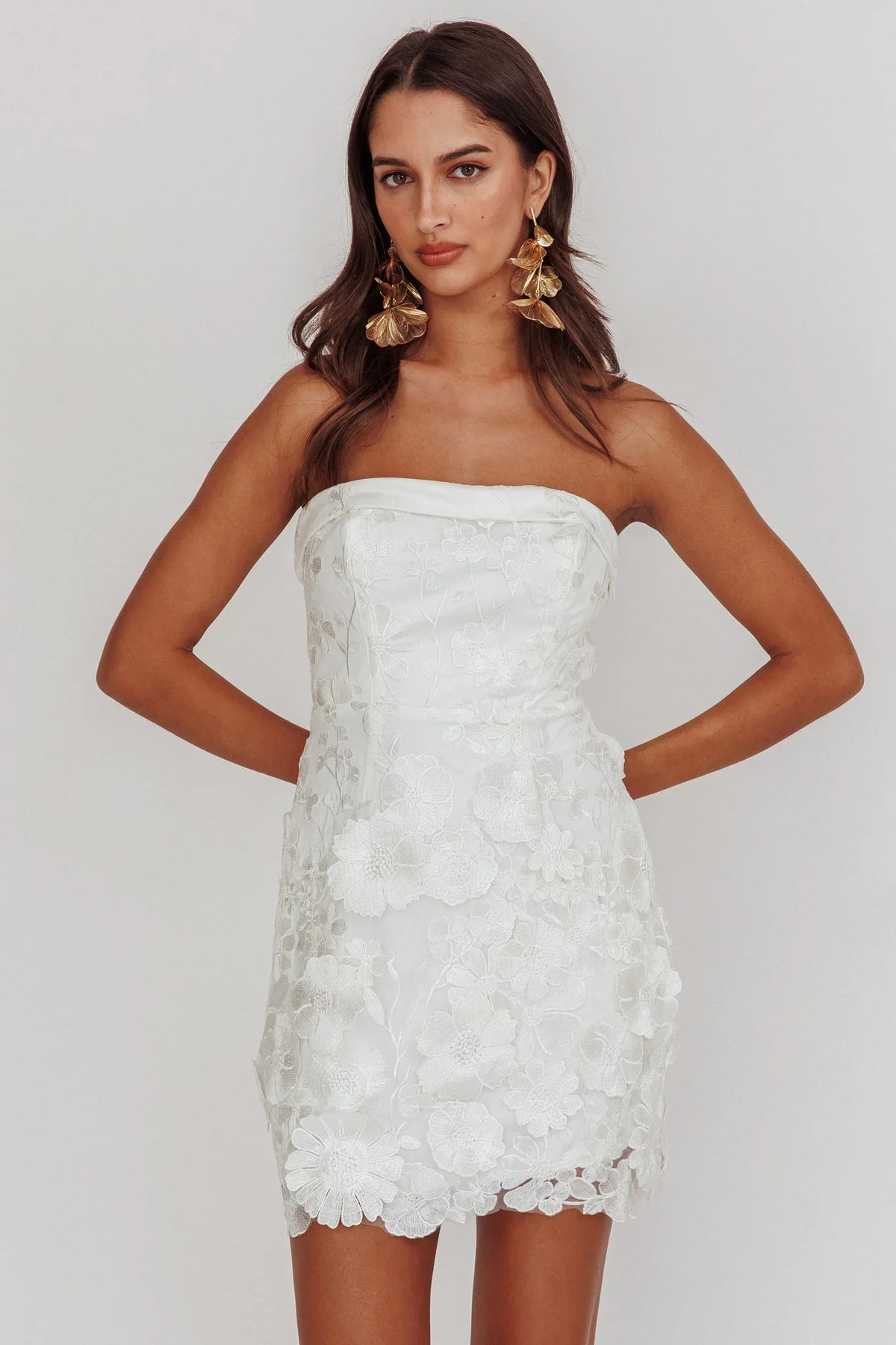 Vestido mini blanco sin tirantes Flora Day con adornos florales