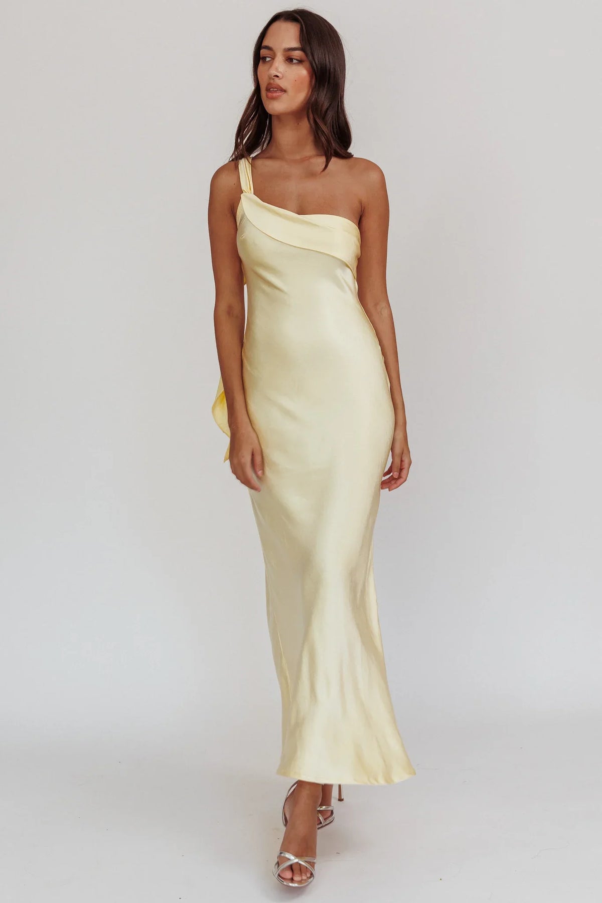 Vestido Longo Carmel com Faixa e Ombro Único Manteiga