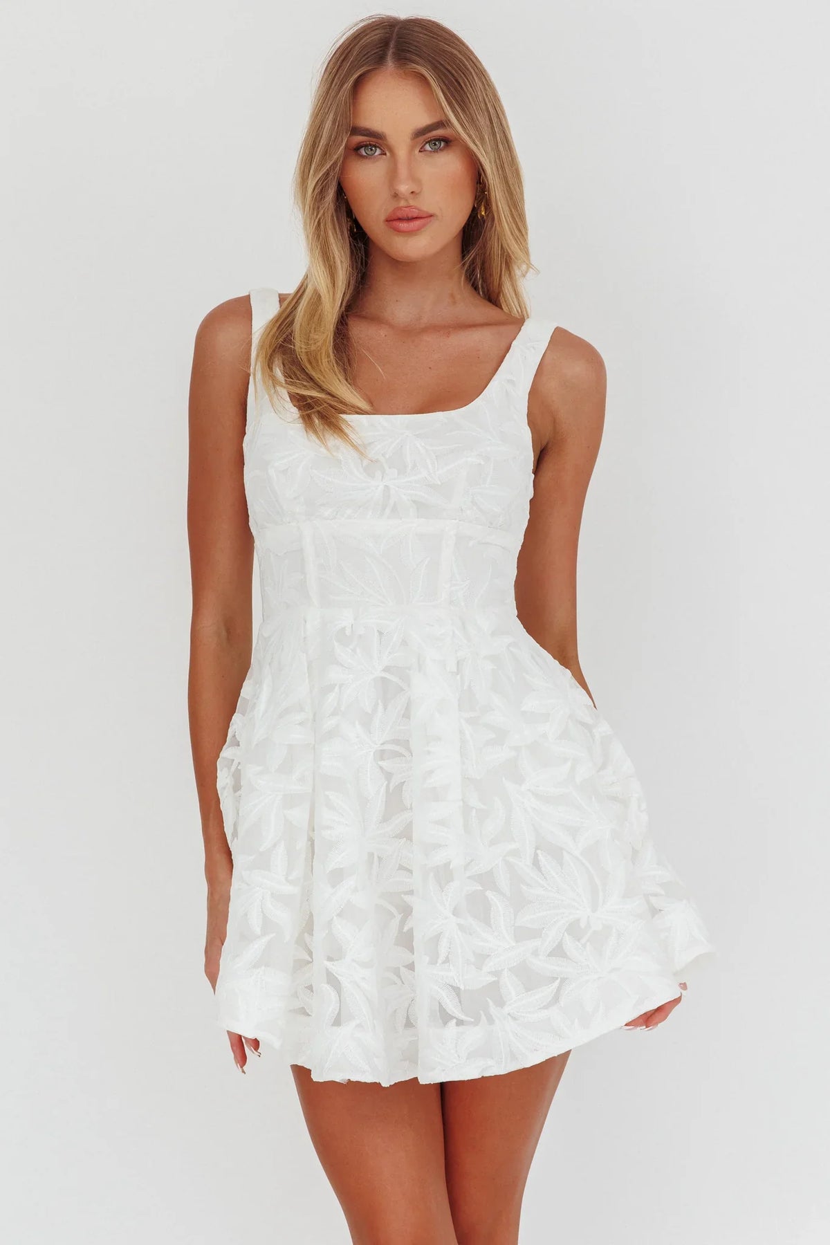 Minivestido Miley con bordado y corte en A, color blanco