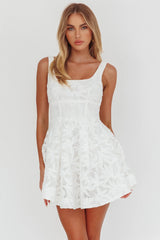 Minivestido Miley con bordado y corte en A, color blanco