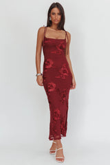 Vestido largo Kaela sin mangas con hombros anudados y detalles bordados en color vino