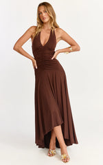 Vestido maxi Celeste - Vestido halter de cintura caída y corpiño fruncido en chocolate