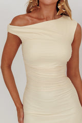 Vestido Longo Moonlit Magic com Decote Assimétrico Amarelo Claro