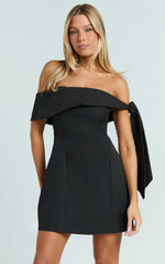Minivestido Cecilia - Vestido con detalle de lazo y hombros descubiertos en negro