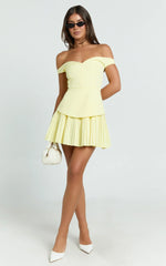 Minivestido Izara - Vestido plisado con hombros descubiertos en color limón