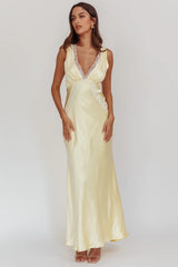 Vestido maxi con ribete de encaje y cuello en V Ivonne Mantequilla