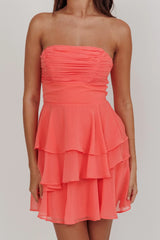 Vestido mini sin tirantes Veda con volantes color melocotón