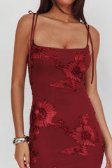 Vestido largo Kaela sin mangas con hombros anudados y detalles bordados en color vino