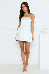 Minivestido tomara que caia de cetim Blossom Hour Azul