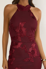 Vestido Maxi Shana com Decote Halter e Adereços - Vinho