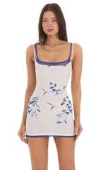 Vestido Tubinho Justo Floral de Tule com Alça Dupla na cor Branca