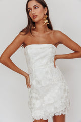 Vestido mini blanco sin tirantes Flora Day con adornos florales