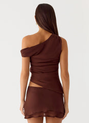 Top de un solo hombro con estereotipos - Chocolate