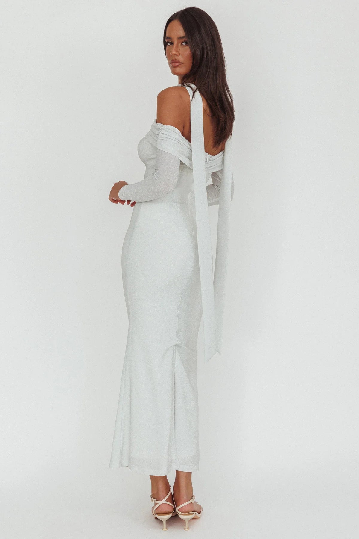 Vestido largo con mangas largas y hombros descubiertos Flutters - Blanco