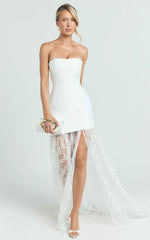 Vestido Maxi Alegra – Vestido em Renda com Saia e Peplum na Cor Marfim