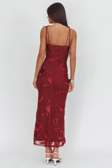 Vestido largo Kaela sin mangas con hombros anudados y detalles bordados en color vino