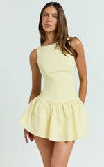 Minivestido Izira - Vestido holgado de cintura baja con escote barco en amarillo mantequilla