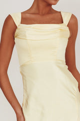 Vestido Lucinda con hombros descubiertos y espalda en V color Mantequilla