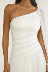 Vestido longo drapeado de um ombro Zorina prateado