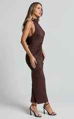 Vestido Midi Olenna - Vestido com Detalhe Torcido no Pescoço Halter e Amarração nas Costas na cor Chocolate