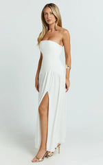 Vestido maxi Nadiane - Vestido asimétrico sin tirantes con cintura caída en color blanco roto